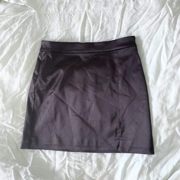 Aritzia patio satin mini skirt - Picture 2 of 4